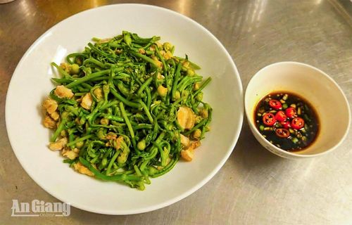 Bông bí, đọt bí Vàm Răng xào thịt thơm ngon.