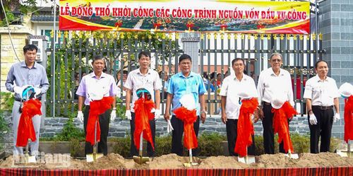 Đại biểu thực hiện nghi thức động thổ khởi công xây dựng các công trình sử dụng nguồn vốn đầu tư công năm 2026. Ảnh: VĂN CẢI