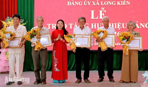 Trao Huy hiệu Đảng cho các đảng viên.