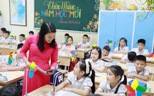 Cô và trò Trường Tiểu học Đa Mai số 1 (phường Đa Mai) trong ngày tựu trường. 