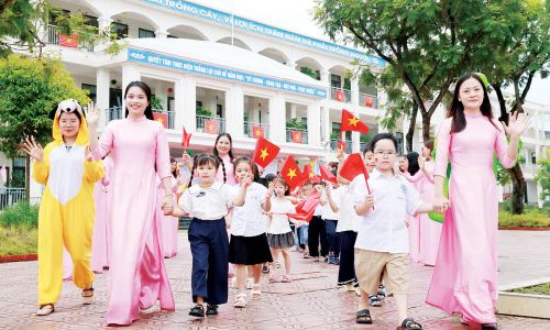  Cô và trò Trường Tiểu học Giáp Hải (phường Bắc Giang) rộn ràng bước vào năm học mới. 