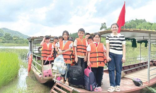 Học sinh vùng hồ Cấm Sơn đến trường bằng xuồng máy.