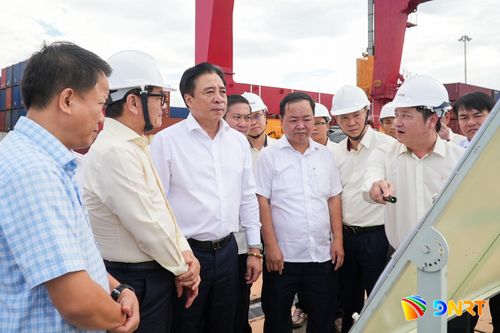 Ủy viên Trung ương Đảng, Phó Bí thư Thường trực Thành ủy Nguyễn Khắc Toàn khảo sát thực tế khu vực cảng Chu Lai. Ảnh: HỒ QUÂN