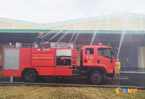 Diễn tập công tác phòng cháy chữa cháy tại Nhà máy sản xuất thức ăn thủy sản, bột mì và chế phẩm sinh học thuộc Chi nhánh Công ty TNHH UNI - PRESIDENT Việt Nam tại Quảng Nam. Ảnh: ĐẮC MẠNH