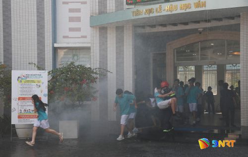 Một buổi diễn tập kỹ năng thoát nạn khi xảy ra cháy cho học sinh trên địa bàn thành phố Đà Nẵng. Ảnh: ĐẮC MẠNH