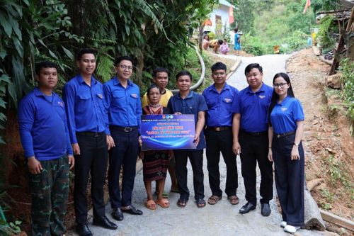 Các cơ sở Đoàn bàn giao công trình đường bê tông dân sinh tại xã Avương. Ảnh: Thành đoàn Đà Nẵng