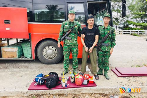 Đối tượng P.V.T bị lực lượng chức năng bắt giữ tại hiện trường. Ảnh: HỒNG ANH