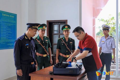 Lực lượng chức năng kiểm soát người qua lại cửa khẩu quốc tế Nam Giang. Ảnh: NHẬT NAM
