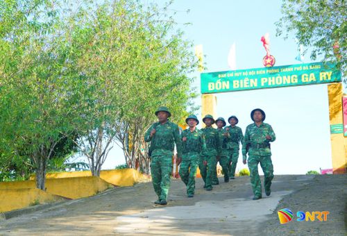 Cán bộ, chiến sĩ Đồn Biên phòng Ga Ry tuần tra bảo vệ biên giới. Ảnh: HỒNG ANH