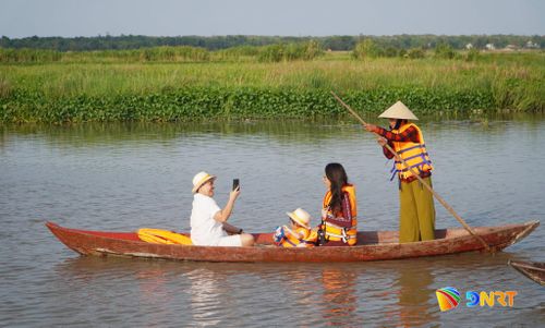 Du khách thích thú khi được trải nghiệm tour ngắm chim cò lúc hoàng hôn trên Sông Đầm. Ảnh: PHAN VINH