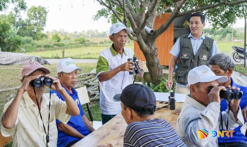 HiVOOC - đơn vị tư vấn cho dự án được WWF thực hiện tại 2 phường Bàn Thạch và Quảng Phú, tập huấn kỹ năng sử dụng ống nhòm cho các thành viên tổ du lịch cộng đồng. Ảnh: HiVOOC