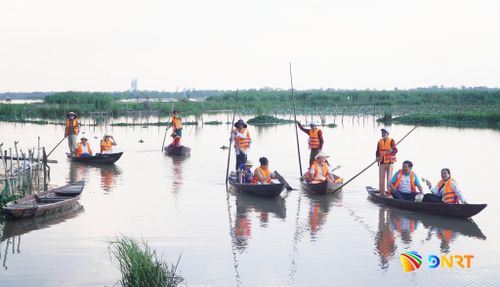 Tổ hợp tác chèo thuyền du lịch cộng đồng Sông Đầm đã được tập huấn kỹ năng chèo thuyền và nghiệp vụ hướng dẫn viên. Ảnh: PHAN VINH