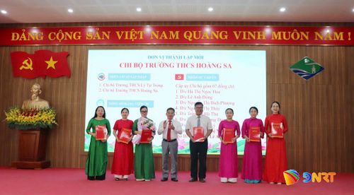Lãnh đạo phường Sơn Trà trao quyết định chỉ định Chi ủy, Bí thư, Phó Bí thư Chi bộ Trường THCS Hoàng Sa. Ảnh: KHÁNH NGÂN