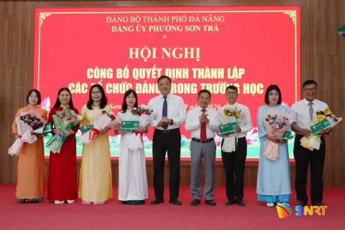 Lãnh đạo phường trao hoa, quà cho các cá nhân không tiếp tục giữ chức vụ bí thư chi bộ trường học sau sắp xếp. Ảnh: KHÁNH NGÂN