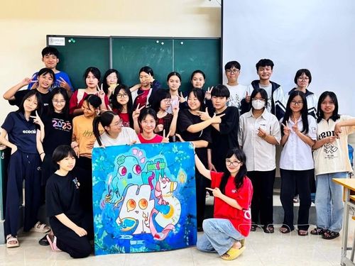 Đặng Quỳnh Trang (áo đỏ ngồi hàng đầu) tham gia hoạt động ngoại khóa khi học lớp 12 tại Trường THPT Chuyên Lê Quý Đôn.