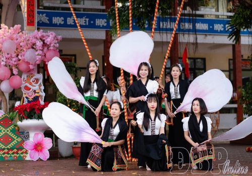 Cô Đinh Thị Thanh Nhàn (đứng giữa hàng 2) cùng đồng nghiệp trong chương trình văn nghệ chào mừng 20/11.
