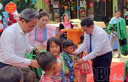 Niềm vui của các em học sinh khi nhận quà tặng đầu năm học mới.