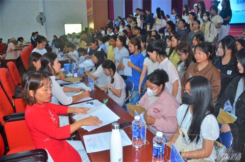 Nhà trường bố trí nhiều bàn tiếp nhận hồ sơ, làm thủ tục nhập học cho tân sinh viên theo từng ngành học. Năm học mới này, nhà trường đào tạo 5 chuyên ngành với 540 sinh viên trúng tuyển đợt 1. Tân sinh viên làm thủ tục nhập học. Tư vấn, đăng ký nội trú tại ký túc xá hoặc giới thiệu chỗ ở ngoại trú theo nhu cầu cho tân sinh viên. Tân sinh viên check-in tại trường trong ngày làm thủ tục nhập học. Đoàn thanh niên nhà trường hỗ trợ các tân sinh viên nhận phòng nội trú và vận chuyển đồ dùng cá nhân tới ký túc xá. 