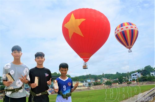 Em Nguyễn Quang Tùng (ở giữa) tham gia  trải nghiệm bay khinh khí cầu.