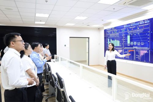 Đoàn giám sát của Ủy ban MTTQ Việt Nam thành phố khảo sát tại Trung tâm Giám sát, điều hành thông minh thành phố. Ảnh: Hồ Thảo