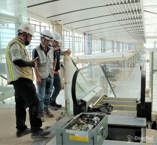 Việc lắp đặt các trang thiết bị tại nhà ga hành khách Sân bay Long Thành được thực hiện nghiêm túc với sự giám sát chặt chẽ để đảm bảo yêu cầu kỹ thuật cao nhất. Ảnh: Phạm Tùng