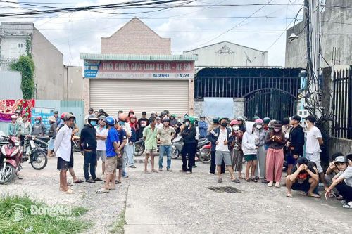 Nhiều người dân bàng hoàng khi nghe tin về vụ thảm án.