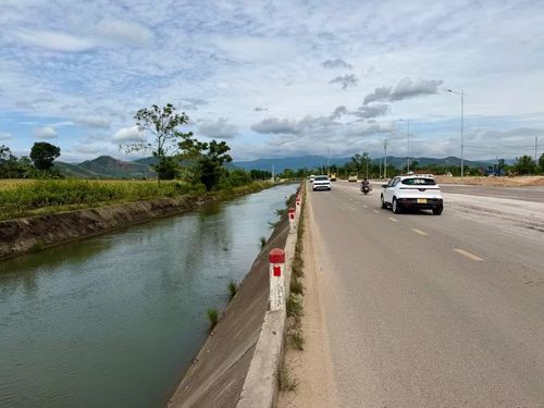  Tuyến ĐH 26 dọc kênh Văn Phong (đoạn qua xã Bình An) có đông phương tiện lưu thông nhưng không có công trình bảo vệ. Ảnh: Nguyễn Chơn 