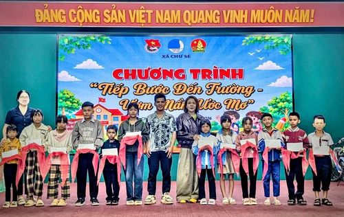 Ban Tổ chức tặng quà cho học sinh có hoàn cảnh khó khăn trước thềm năm học mới. Ảnh: T.P