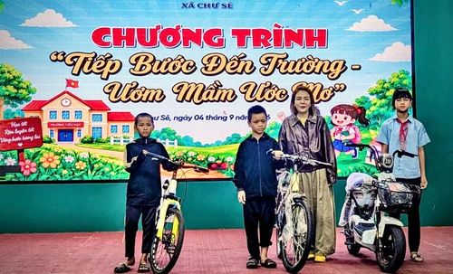 Nhà hảo tâm tặng xe đạp và xe đạp điện cho học sinh có hoàn cảnh khó khăn. Ảnh: T.P
