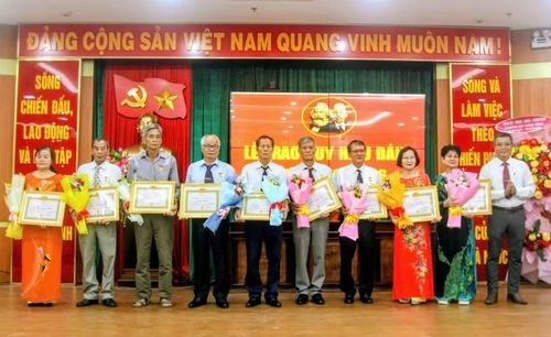 Bí thư Đảng ủy phường Quy Nhơn Đông Huỳnh Ngọc Hoàng trao Huy hiệu 35 năm tuổi Đảng cho các đảng viên. Ảnh: ĐVCC