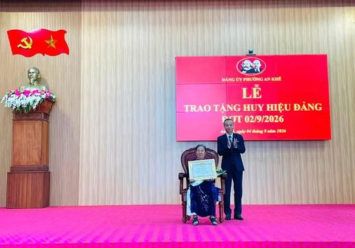 Đồng chí Nguyễn Hùng Vỹ - Bí thư Đảng ủy, Chủ tịch HĐND phường An Khê trao Huy hiệu 60 năm tuổi Đảng cho đảng viên. Ảnh: P.H