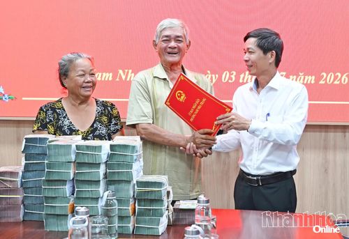 Gia đình ông Đặng Văn Sang (phường Nam Nha Trang) nhận tiền bồi thường, hỗ trợ do có đất bị thu hồi để thực hiện Dự án Khu đô thị hỗn hợp TP. Nha Trang.