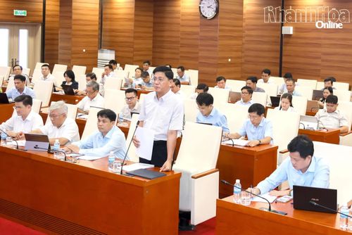 Lãnh đạo Sở Tài chính báo cáo tình hình giải ngân vốn của tỉnh trong 8 tháng.