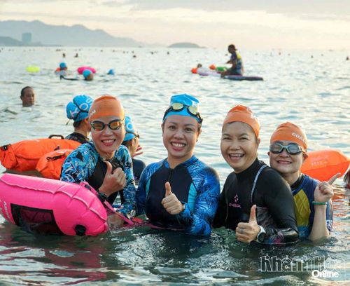 Niềm vui các học viên lớp bơi cộng đồng KOS.