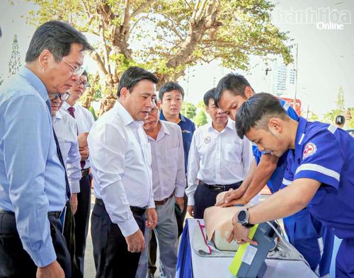 Các đồng chí lãnh đạo tỉnh tham quan việc sử dụng máy khử rung tim tự động. Ảnh: THANH LONG