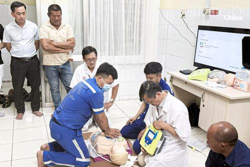 Cán bộ y tế Trung tâm Cấp cứu 115 Khánh Hòa hướng dẫn học viên hồi sinh tim phổi cơ bản, sử dụng máy AED tại lớp tập huấn.