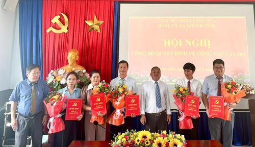 Lãnh đạo Đảng ủy xã trao các quyết định điều động, bổ nhiệm cho các cán bộ, công chức. Ảnh: PHÙNG QUỲNH