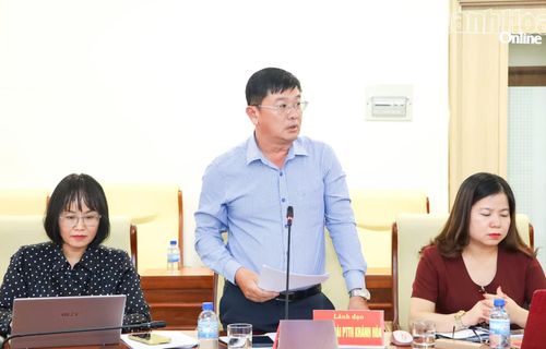 Lãnh đạo Báo và Phát thanh, Truyền hình Khánh Hòa phát biểu tại hội nghị.