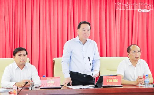 Đồng chí Hồ Xuân Trường chủ trì hội nghị. Đồng chí Lâm Đông, đồng chí Nguyễn Khắc Hà cùng dự hội nghị.