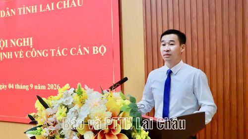 Phó Giám đốc Sở Nội vụ Nguyễn Văn Hiến công bố Quyết định của Chủ tịch UBND tỉnh.
