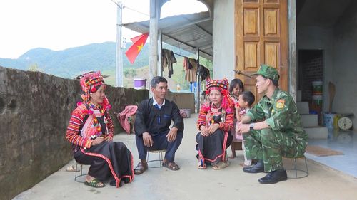 Ông Chang Hà Cà (người uy tín bản Ka Lăng, xã Thu Lũm) tuyên truyền, vận động người dân xây dựng nông thôn mới.