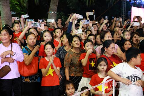 Đông đảo người dân theo dõi chương trình tại Không gian văn hóa đường Hùng Vương