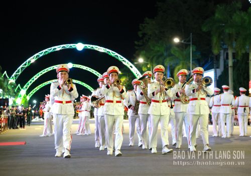 Các chiến sỹ Quân nhạc, Bộ Tư lệnh CSCĐ (Bộ Công an) thể hiện những tác phẩm cách mạng tại chương trình