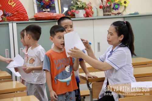 Học sinh Trường Tiểu học Hoàng Văn Thụ được kiểm tra sức khỏe trước khi vào năm học mới