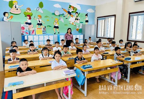 Học sinh lớp 1 Trường Tiểu học - THCS Lê Quý Đôn làm quen nền nếp lớp học trước khi khai giảng năm học mới