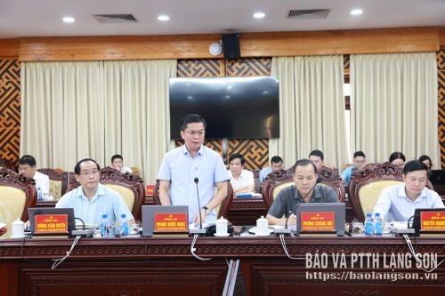 Đồng chí Đinh Hữu Học, Ủy viên Ban Thường vụ Tỉnh ủy, Phó Chủ tịch Thường trực UBND tỉnh phát biểu tại hội nghị