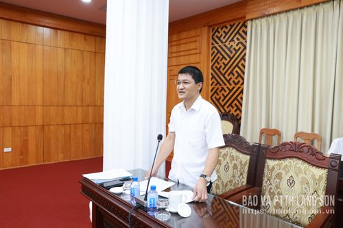 Lãnh đạo Sở Nội vụ báo cáo làm rõ một số nội dung tại hội nghị