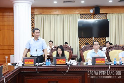 Đồng chí Nguyễn Cảnh Toàn, Phó Bí thư Tỉnh ủy, Chủ tịch UBND tỉnh phát biểu tại hội nghị