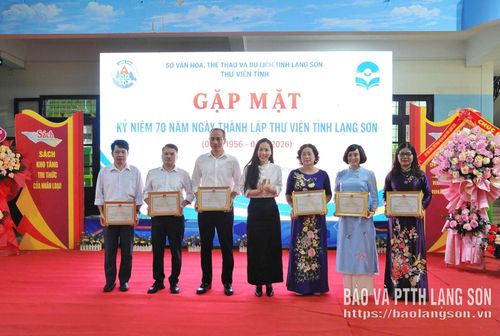 Lãnh đạo Sở VHTT&DL trao Giấy khen cho các cá nhân có thành tích xuất sắc