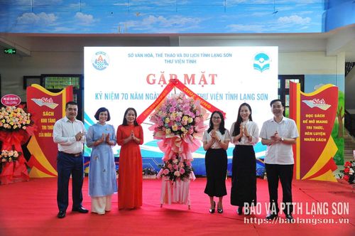 Các đồng chí lãnh đạo Sở VHTT&DL tỉnh tặng hoa chúc mừng Thư viện tỉnh